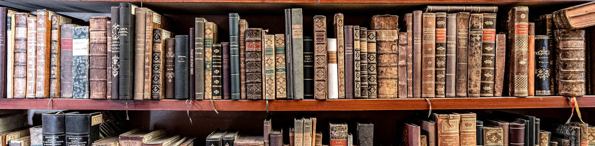 Regal voll mit alten Büchern