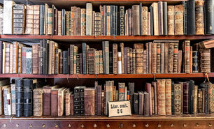 Regal voll mit alten Büchern