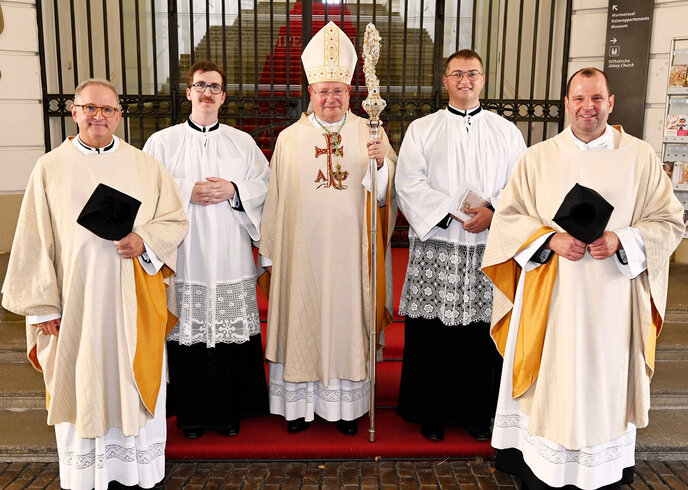 Propst, Dechant und Novienmeister des Stiftes Klosterneuburg am Tag der einfachen Profess zweier Novizen. 
