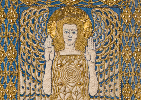 Gestickter Engel mit goldenem Heiligenschein, erhobenen Händen und verzierten Flügeln, ein Detail aus dem Jugendstilornat.