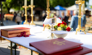Altar mit liturgischen Gegenständen im Freien