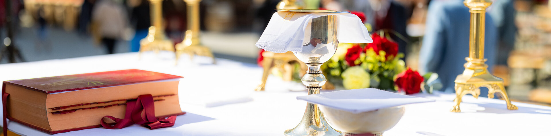 Altar mit liturgischen Gegenständen im Freien