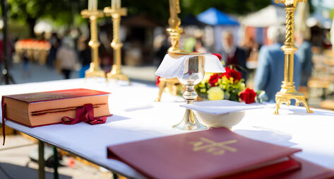 Altar mit liturgischen Gegenständen im Freien