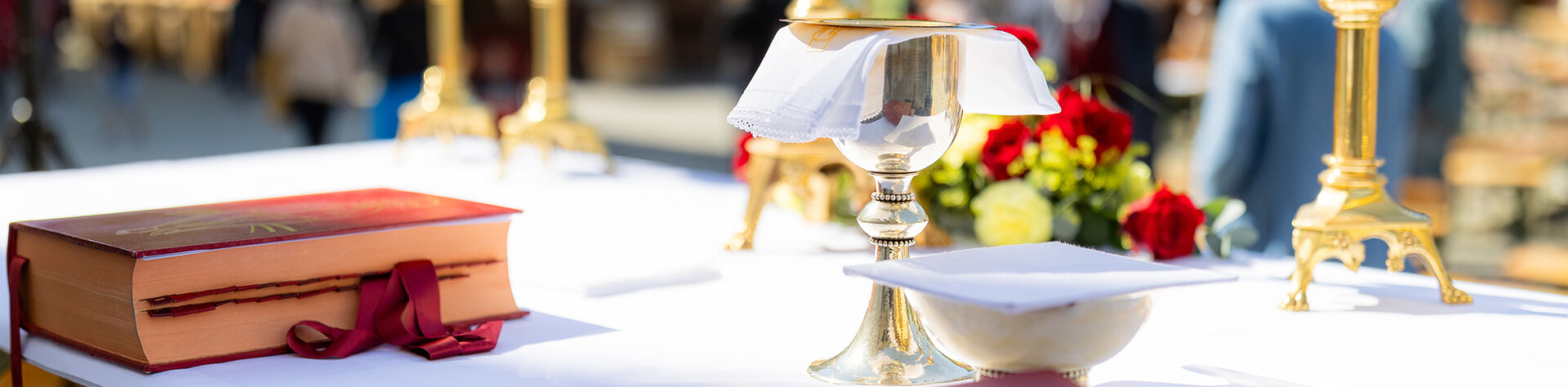 Altar mit liturgischen Gegenständen im Freien