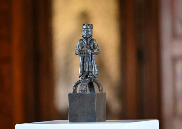 Die neue Friedenspreis-Statuette von Markus Redl zeigt den heiligen Leopold mit Motiven Krone auf einer Kuppel stehend..