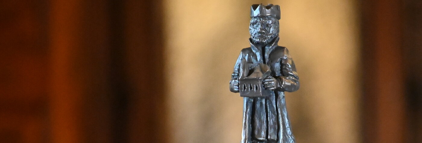 Die neue Friedenspreis-Statuette von Markus Redl zeigt den heiligen Leopold mit Motiven Krone auf einer Kuppel stehend..
