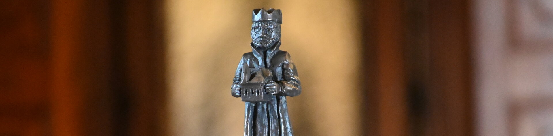 Die neue Friedenspreis-Statuette von Markus Redl zeigt den heiligen Leopold mit Motiven Krone auf einer Kuppel stehend..