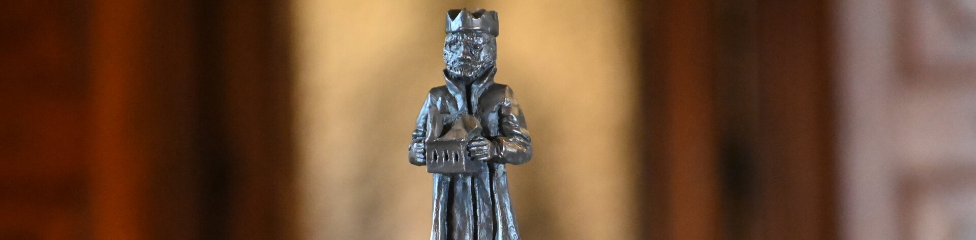 Die neue Friedenspreis-Statuette von Markus Redl zeigt den heiligen Leopold mit Motiven Krone auf einer Kuppel stehend..