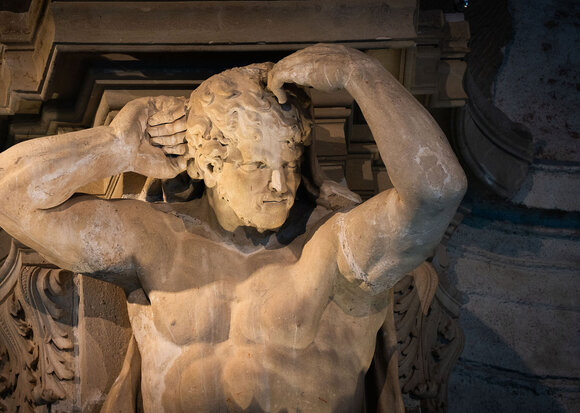 Einer der mächtigen Steinatlant in der Sala terrena des Stiftes, der die Arme zur Decke gehoben hat. 