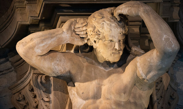 Einer der mächtigen Steinatlant in der Sala terrena des Stiftes, der die Arme zur Decke gehoben hat. 