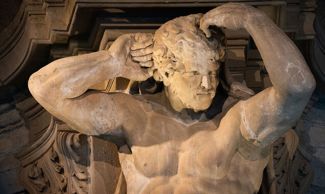 Einer der mächtigen Steinatlant in der Sala terrena des Stiftes, der die Arme zur Decke gehoben hat. 