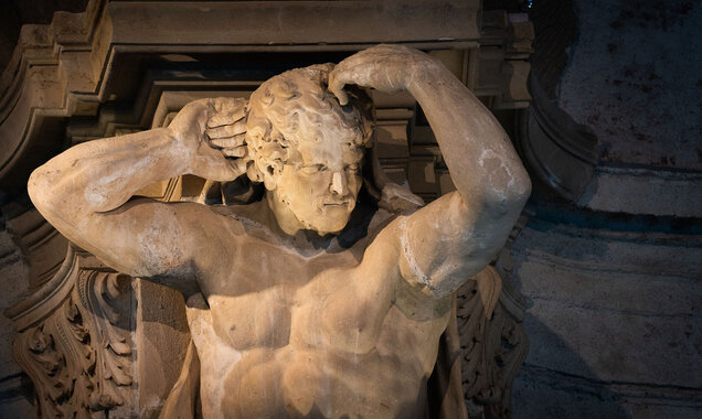 Einer der mächtigen Steinatlant in der Sala terrena des Stiftes, der die Arme zur Decke gehoben hat. 