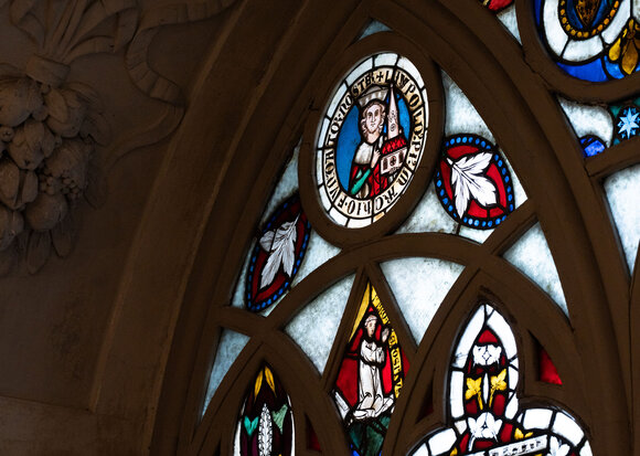 Leuchtende Details der bunten Fenster in der Leopoldskapelle.