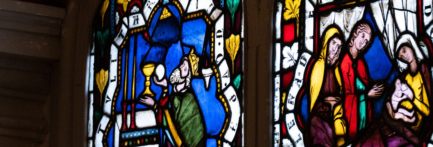Leuchtende Details der bunten Fenster in der Leopoldskapelle.