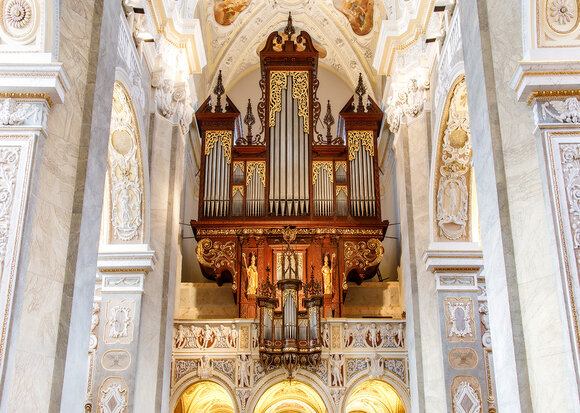 Gesamtansicht der historischen Festorgel der Stiftsbasilika Klosterneuburg.