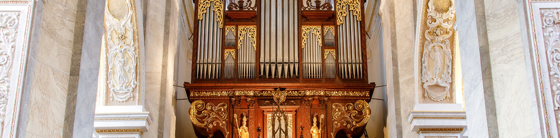 Gesamtansicht der historischen Festorgel der Stiftsbasilika Klosterneuburg.