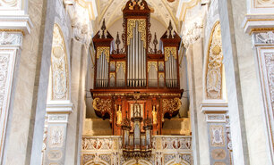 Gesamtansicht der historischen Festorgel der Stiftsbasilika Klosterneuburg.