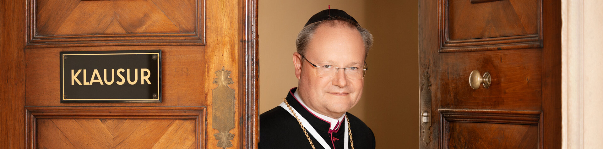 Propst Anton Höslinger öffnet die Tür zur Klausur