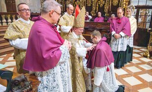Einkleidung von Felix Cyganik durch Propst Anton Höslinger im Zuge des Aufnahmerituals.