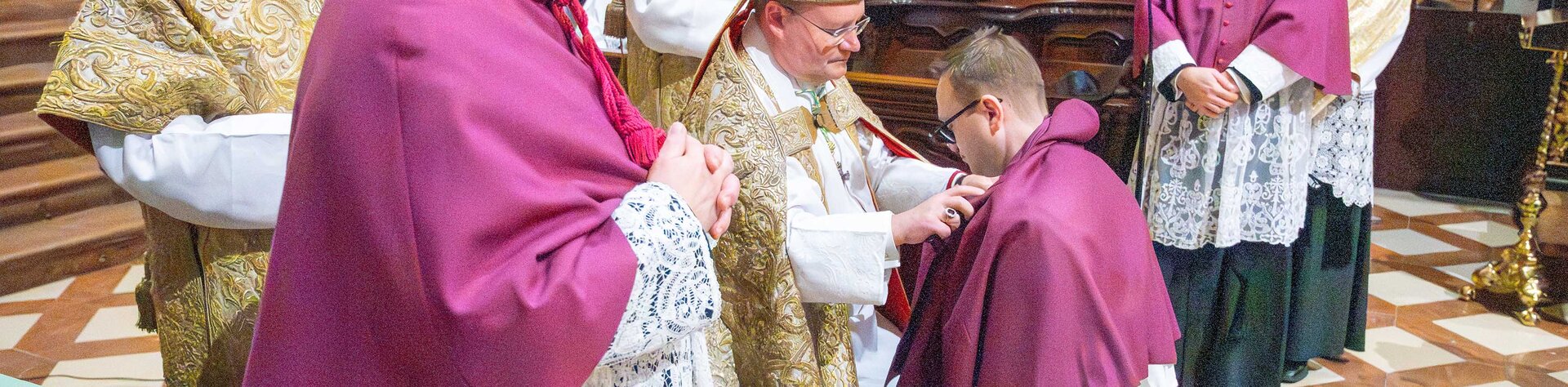 Einkleidung von Felix Cyganik durch Propst Anton Höslinger im Zuge des Aufnahmerituals.