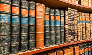 Detail einer Bücherregals mit alten Büchern