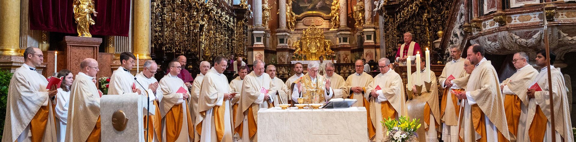 Augustiner-Chorherren bei einer Messe in der Stiftsbasilika