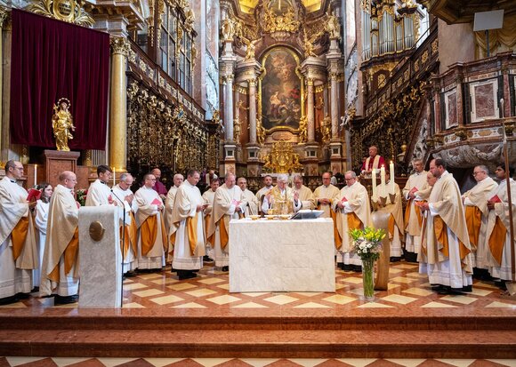 Augustiner-Chorherren bei einer Messe in der Stiftsbasilika