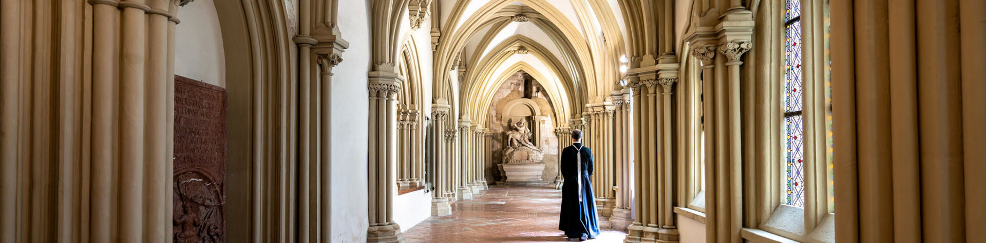 Augustiner-Chorherr im Kreuzgang des Stiftes Klosterneuburg