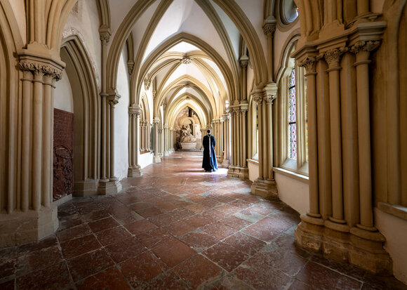 Augustiner-Chorherr im Kreuzgang des Stiftes Klosterneuburg