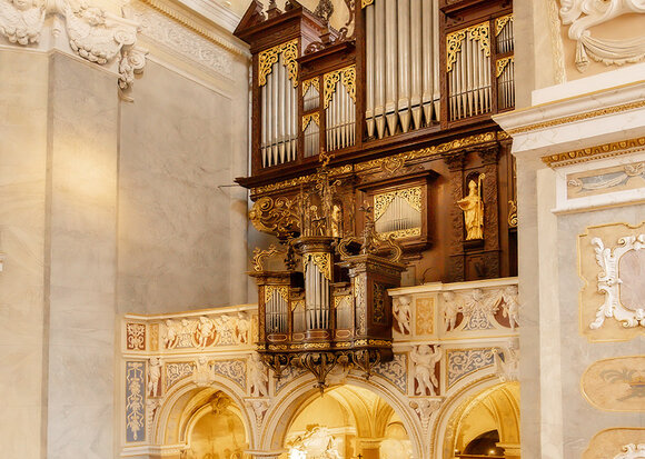 Gesamtansicht der historischen Festorgel der Stiftsbasilika Klosterneuburg.