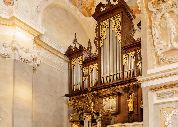 Gesamtansicht der historischen Festorgel der Stiftsbasilika Klosterneuburg.