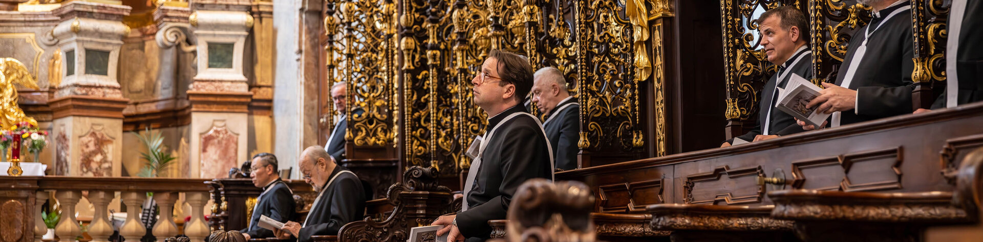 Augustiner-Chorherren im Chorgestühl der Stiftskirche Klosterneuburg beim Gebet.