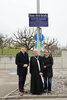 Bürgermeister Christoph Kaufmann, Stiftskämmerer Elias Can.Reg., Kulturstadträtin Katharina Danninger vor der enthüllten Zusatztafel an der Pater-Abel-Straße. 