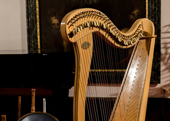 Harfe auf der Bühne des Augustinussaals im Stift Klosterneuburg