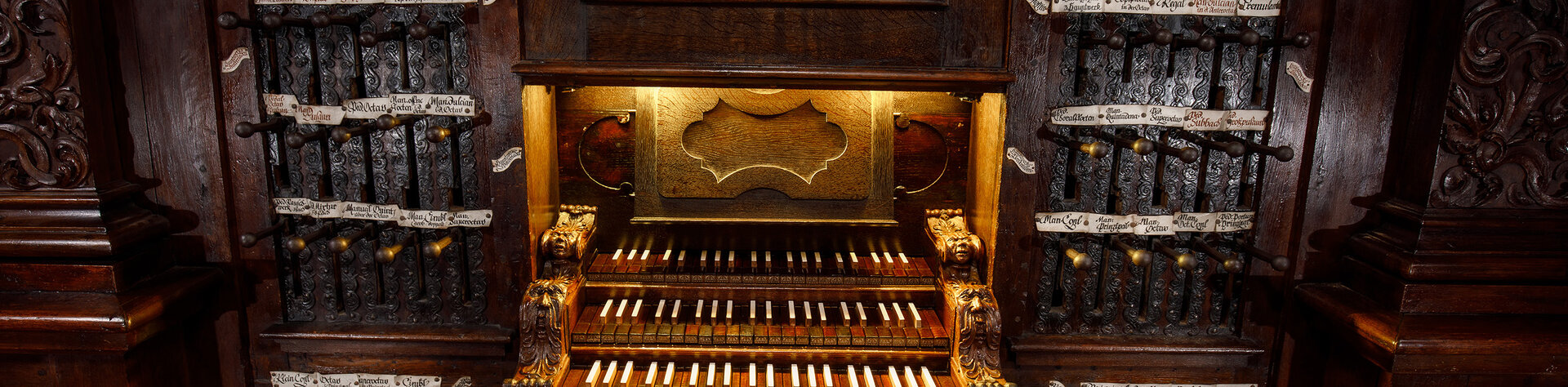 Historische Festorgel mit beleuchtetem Spieltisch.