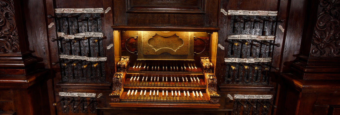 Historische Festorgel mit beleuchtetem Spieltisch.