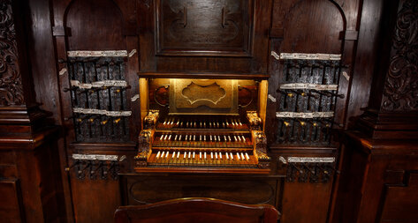 Historische Festorgel mit beleuchtetem Spieltisch.