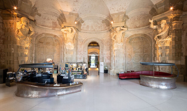Blick vom Eingang in die Sala terrena des Stiftes Klosterneuburg mit den mächtigen Atlanten die die Decke tragen.