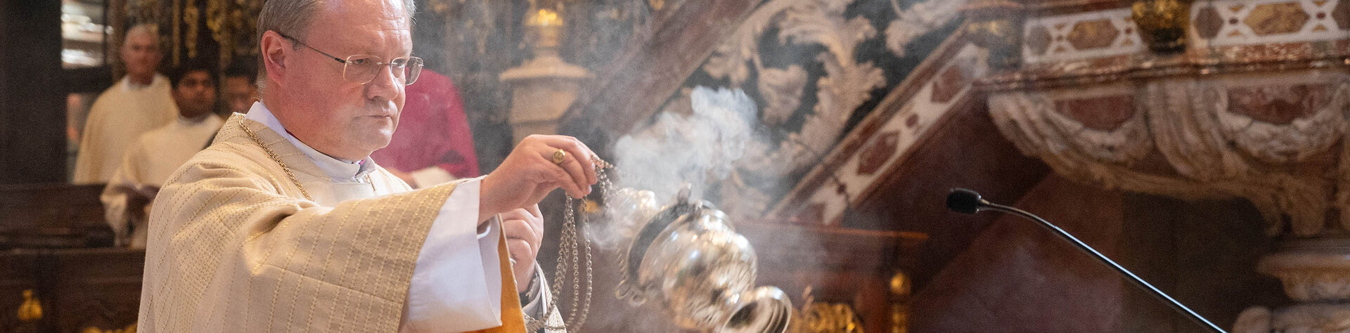 Propst Anton mit Räucherfass bei einer Messe