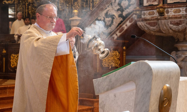 Propst Anton mit Räucherfass bei einer Messe