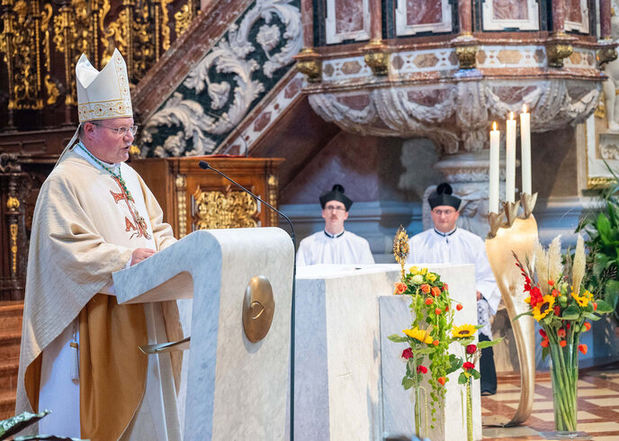 Propst des Stiftes Klosterneuburg im liturgischen Ornat predigt in der Stiftskirche.