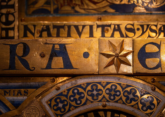 Detail der Buchstaben und Verzierungen des Verduner Altars.