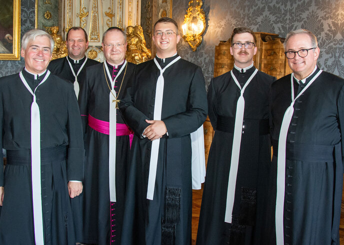 Gruppenbild im blauen Salon des Stifts Klosterneuburg mit Propst, Dechant, Kämmerer, Novizenmeister mit zwei Novizen 2024 