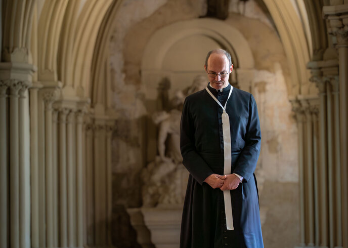 Augustiner-Chorherr im Kreuzgang des Stiftes