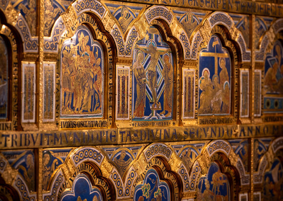 Detail derdrei Reihen der Emailtafeln des Verduner Altars.