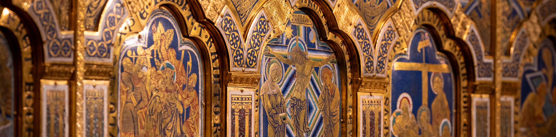 Detail derdrei Reihen der Emailtafeln des Verduner Altars.