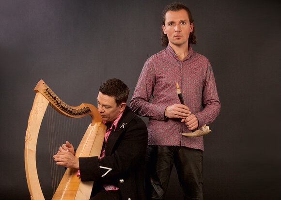 Die beiden Musiker des Duos Mikuskovic und Baum mit ihren Instrumenten