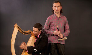 Die beiden Musiker des Duos Mikuskovic und Baum mit ihren Instrumenten