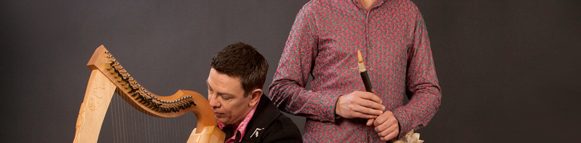 Die beiden Musiker des Duos Mikuskovic und Baum mit ihren Instrumenten