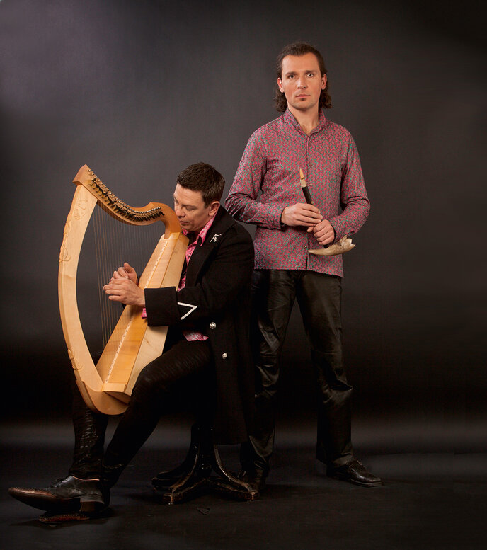 Die beiden Musiker des Duos Mikuskovic und Baum mit ihren Instrumenten